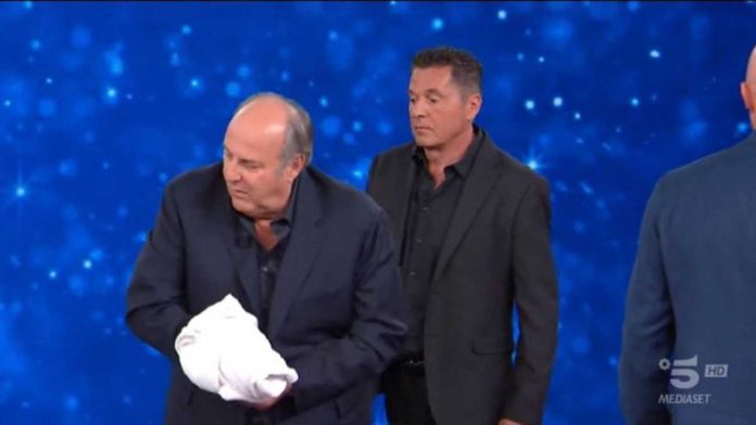 Tu si que vales, Gerry Scotti finge di farsi male, Sabrina Ferilli si infuria con tutti | Video Witty Tv Tu si que vales