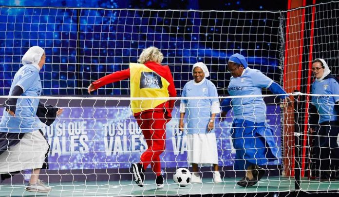 Tu si que vales 2022: Maria De Filippi fa goal al team di suore | Video Witty Tv Tu si que vales 2022