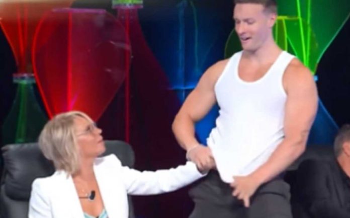 Tu si que vales 2022: spogliarellisti per Maria De Filippi e Sabrina Ferilli | Video Witty Tv tu si que vales