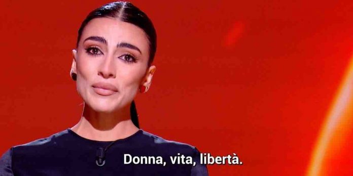 Giulia Salemi manda un messaggio alle donne iraniane a Le Iene: “siamo con voi” | Video Mediaset Giulia Salemi a Le Iene