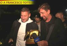 Tapiro d’oro a Francesco Totti dopo la separazione da Ilary Blasi: la consegna a Striscia La Notizia | Video Mediaset tapiro d'oro a Francesco Totti a Striscia