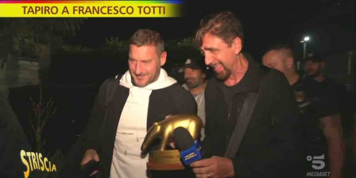 Tapiro d’oro a Francesco Totti dopo la separazione da Ilary Blasi: la consegna a Striscia La Notizia | Video Mediaset tapiro d'oro a Francesco Totti a Striscia