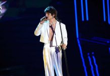 Alex Wyse a Tu si que vales 2022 canta Mano Ferma: l’abbraccio con Zerbi | Video Witty Tv Alex Wyse a Tu si que vales