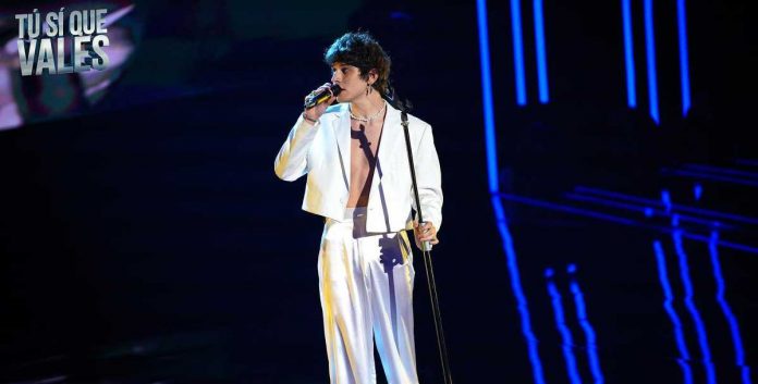 Alex Wyse a Tu si que vales 2022 canta Mano Ferma: l’abbraccio con Zerbi | Video Witty Tv Alex Wyse a Tu si que vales