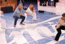 Amici 22, Mattia e la lezione di Zumba ai prof di canto: Maria ride per Zerbi | Video Witty Tv Amici 22 Mattia Zumba