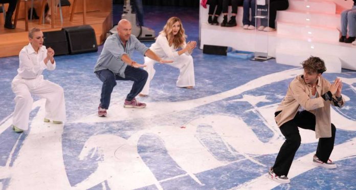 Amici 22, Mattia e la lezione di Zumba ai prof di canto: Maria ride per Zerbi | Video Witty Tv Amici 22 Mattia Zumba