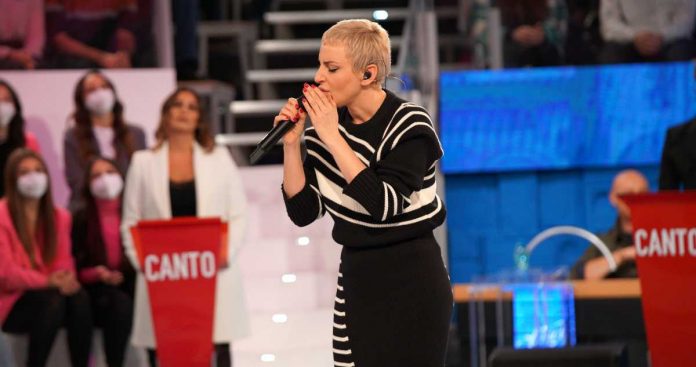 Arisa ad Amici 24 canta il brano intitolato Canta ancora: l’esibizione | Video Witty Tv Arisa ad Amici 24