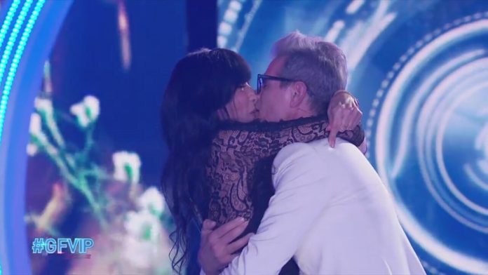 Grande Fratello Vip, Pamela Prati arriva in Studio e scatta il bacio con Marco Bellavia | Video Mediaset Bacio Bellavia Prati