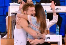 Belen Rodriguez ad Amici 22 per una sorpresa a Wax: il cantante l’abbraccia felice e va in tilt | Video Witty Tv Belen Rodriguez