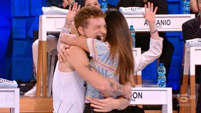 Belen Rodriguez ad Amici 22 per una sorpresa a Wax: il cantante l’abbraccia felice e va in tilt | Video Witty Tv Belen Rodriguez