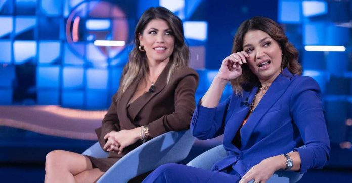 Flora Canto e Tosca D’Aquino a Verissimo: un’amicizia indissolubile e comica | Video Mediaset Flora Canto e Tosca D'Aquino a Verissimo: la loro amicizia | Video