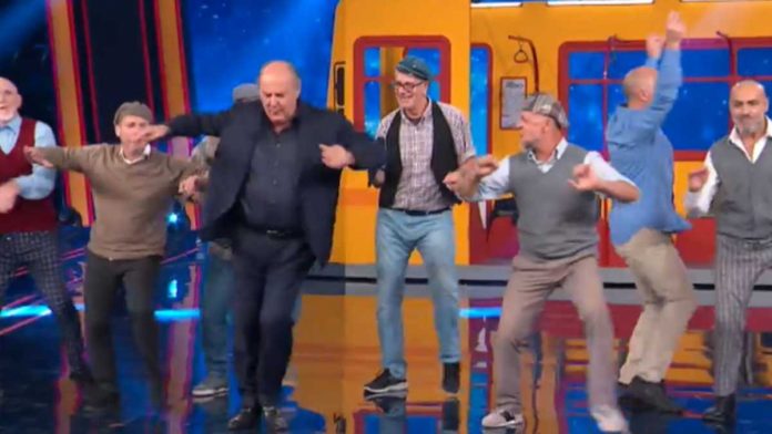 Gerry Scotti a Tu si que vales 2022: il ballo insieme agli Antiruggine | Video Witty Tv Gerry Scotti a Tu si que vales