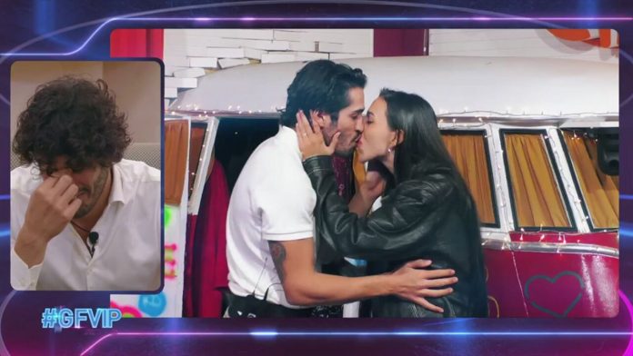 Grande Fratello Vip, Giaele De Donà bacia tutti, ma era un gioco. Signorini: “Dopo i sensi di colpa per tuo marito, ti sei consolata molto in fretta” | Video Mediaset Giaele bacia tutti