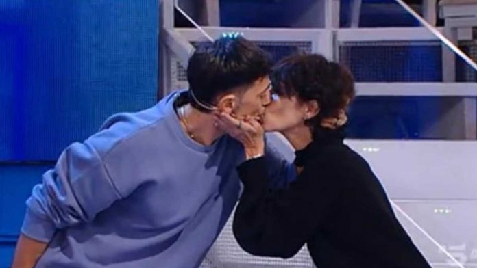 Giorgia ad Amici 22 canta Normale: post esibizione arriva il bacio con Emanuel Lo | Video Witty Tv Emanuel Lo a Verissimo
