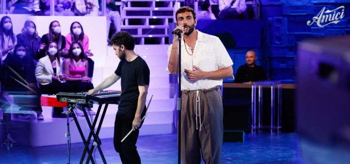 Marco Mengoni ad Amici 22 canta Tutti i miei ricordi: l’esibizione | Video Witty Tv Marco Mengoni ad Amici 22
