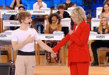 Maria De Filippi ad Amici 22 mano nella mano con Samuel: il video ironico | Video Witty Tv Maria De Filippi