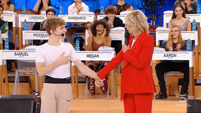 Maria De Filippi ad Amici 22 mano nella mano con Samuel: il video ironico | Video Witty Tv Maria De Filippi