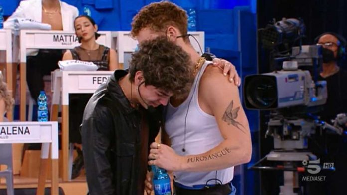 Niveo in lacrime ad Amici 22: Wax gli porta l’acqua e lo consola | Video Witty Tv Niveo in lacrime