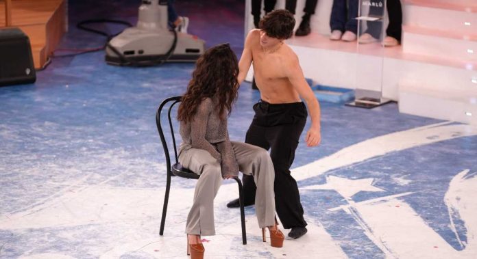 Samu ad Amici 22: il ballo per Elena D’Amario finisce con il baciamano | Video Witty Tv Sami ad Amici 22