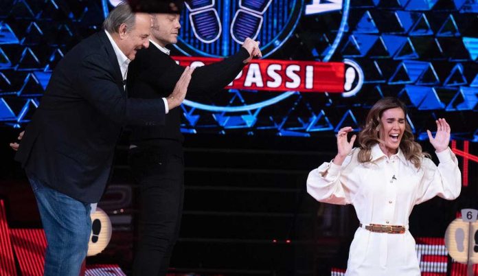 Silvia Toffanin e Tiziano Ferro si sfidano giocando a Caduta Libera di Gerry Scotti | Video Mediaset Silvia Toffanin e Tiziano Ferro