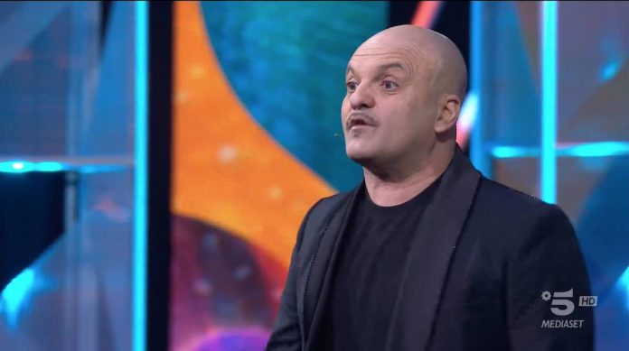 Peppe Iodice a Zelig 2022: ecco la sua esilarante esibizione | Video Mediaset peppe iodice zelig