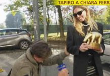 Tapiro d’oro a Chiara Ferragni: la consegna a Striscia La Notizia | Video Mediaset Tapiro a Chiara Ferragni
