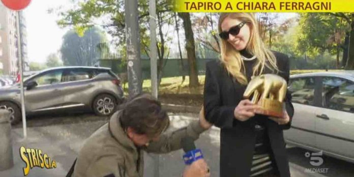 Tapiro d’oro a Chiara Ferragni: la consegna a Striscia La Notizia | Video Mediaset Tapiro a Chiara Ferragni