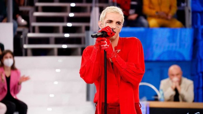 Achille Lauro ad Amici 22 canta Che sarà: l’esibizione | Video Witty Tv Achille Lauro Amici 24