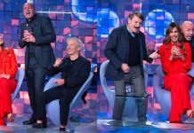 Aldo, Giovanni e Giacomo a Verissimo: tutti vicino a Silvia Toffanin per cantare | Video Mediaset Aldo, Giovanni e Giacomo a Verissimo