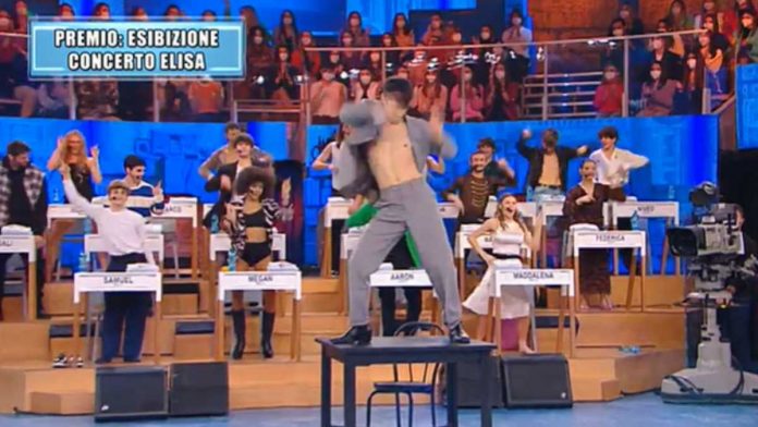 Amici 22, Gianmarco balla: tutti gli alunni partecipano alla coreografia | Video Witty Tv Amici 22 Gianmarco