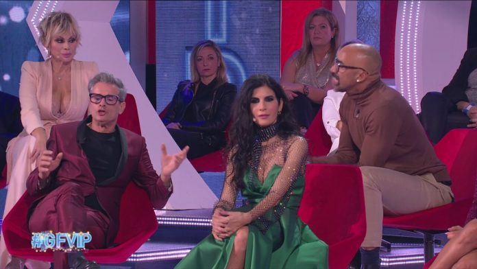 Grande Fratello Vip, Marco Bellavia diventa un bersaglio in studio: tutti in difesa di Ginevra Lamborghini, che rientra in Casa come ospite | Video Mediaset Lo studio contro Bellavia