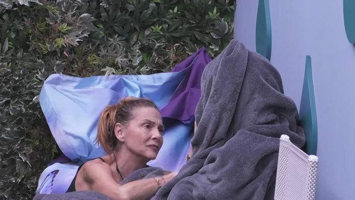 Grande Fratello Vip, Nikita Pelizon in crisi per Onestini. La Rossetti: “L’amore fa stare bene e fa stare male” | Video Mediaset Nikita in crisi, Patrizia la consola