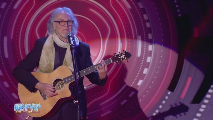 Grande Fratello Vip, Riccardo Fogli nuovo concorrente, ma ai Vipponi fa credere di esser un ospite per la serata | Video Mediaset Riccardo Fogli