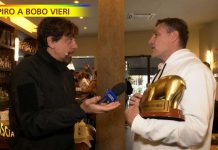 Tapiro d’Oro a Bobo Vieri per la Bobo Tv registrata durante la finale dei Mondiali. Ecco la consegna a “Striscia la Notizia” | Video Mediaset Tapiro d'oro a Bobo Vieri per Bobo Tv