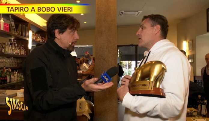 Tapiro d’Oro a Bobo Vieri per la Bobo Tv registrata durante la finale dei Mondiali. Ecco la consegna a “Striscia la Notizia” | Video Mediaset Tapiro d'oro a Bobo Vieri per Bobo Tv