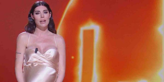 Bianca Atzei, il monologo sulla gravidanza a Le Iene: “pronti ad accogliere Noa Alexander con amore” | Video Mediaset Bianca Atzei a Le Iene