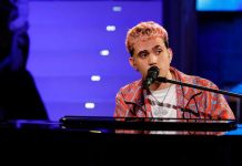 Aka7even ad Amici 22 canta Non piove più: l’esibizione | Video Witty Tv Aka7even ad Amici 22