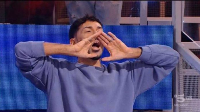 Amici 22, Emanuel Lo sgrida i danzatori: niente telefono e a letto alle 22 | Video Witty Tv Amici 22 Emanuel Lo