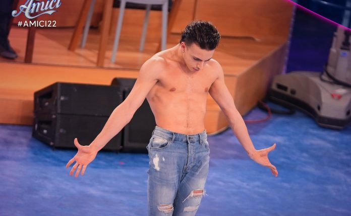 Amici 22 Mattia si ferisce al piede ballando scalzo: l’ira di Todaro | Video Witty Tv Amici 22 Mattia si ferisce
