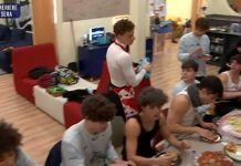 Amici 22, Wax serve a tavola per ripristinare il clima in casetta | Video Witty Tv Amici 22 Wax