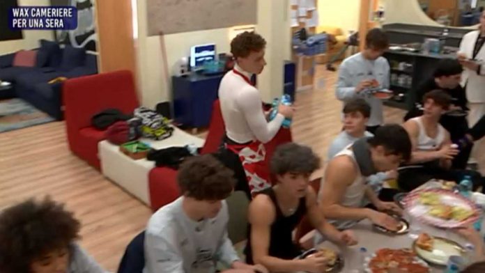 Amici 22, Wax serve a tavola per ripristinare il clima in casetta | Video Witty Tv Amici 22 Wax