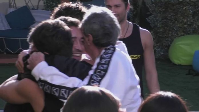 Grande Fratello Vip, Antonino Spinalbese rientra in Casa: bacia tutti o quasi, anche Nikita Pelizon | Video Mediaset Antonino rientra in Casa