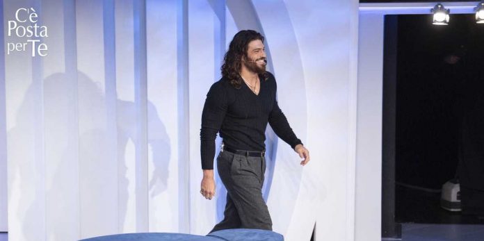 Can Yaman a C’è Posta per te 2023: una dolce sorpresa tra marito e moglie | Video Witty Tv Can Yaman a C'è Posta per te 2023