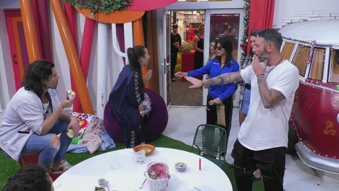 Grande Fratello Vip, lite violenta tra Dana Saber e Giaele de Donà: “Creati una personalità che non ce l’hai. Sei solo una lecchina” | Video Mediaset Dana Saber Vs Giaele De Donà