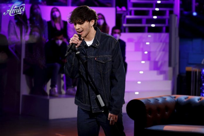 Deddy ad Amici 22 canta Casa gigante: l’esibizione | Video Witty Tv Deddy ad Amici 22