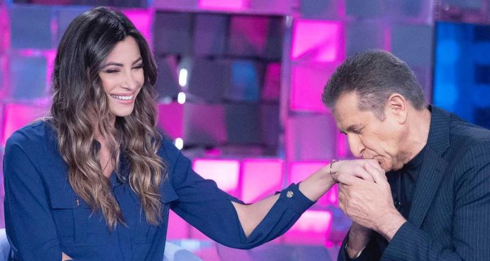 Ezio Greggio e Romina Pierdomenico a Verissimo: il nostro amore | Video Mediaset Ezio Greggio e Romina Pierdomenico a Verissimo