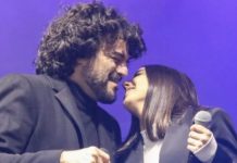 Francesco Renga si ĆØ esibito sulle note di āAngeloā assieme a sua figlia Jolanda Renga | Video Francesco Renga duetta con la figlia Jolanda