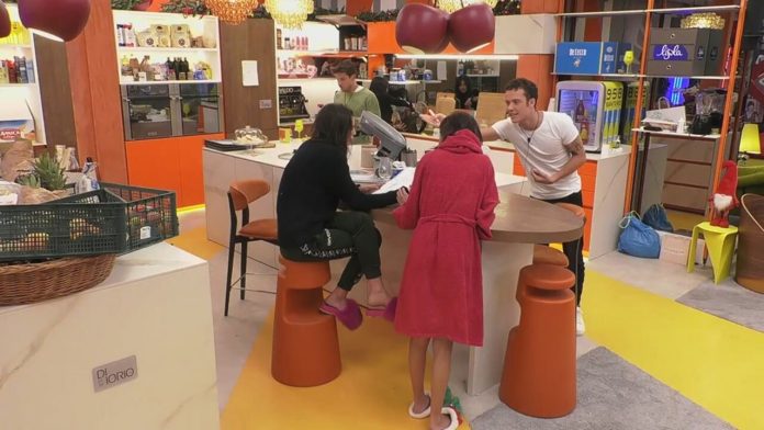 Lite nella notte al Grande Fratello Vip, Dana Saber Vs Edoardo Donnamaria: “Sei il cane di Oriana, ridicolo, cretino e patetico, questo sei” | Video Mediaset Lite Dana Saber Edoardo Donnamaria