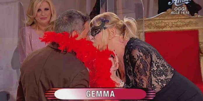 Uomini e Donne, la sfilata di Gemma non “seduce” Alessandro. Tina: “scandalosa” | Video Witty Tv sfilata Gemma a Uomini e Donne