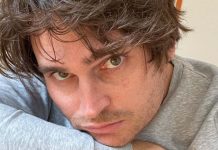 Angelo Duro, da Le Iene al palco dell’Ariston: ecco chi è il comico invitato a Sanremo 2023 Angelo Duro